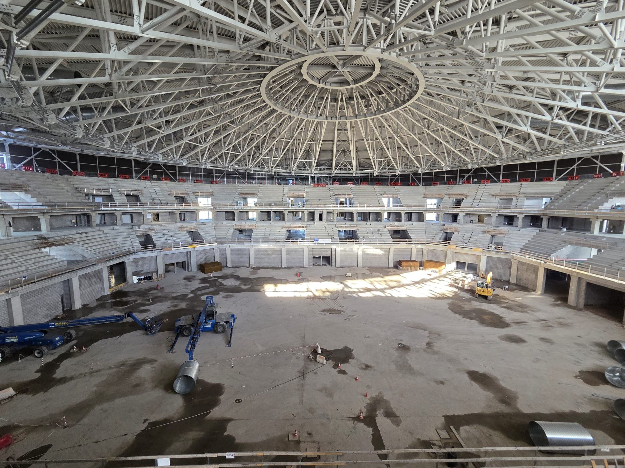 Struttura in cemento armato e carpenteria metallica di copertura, cantiere in fase grezza